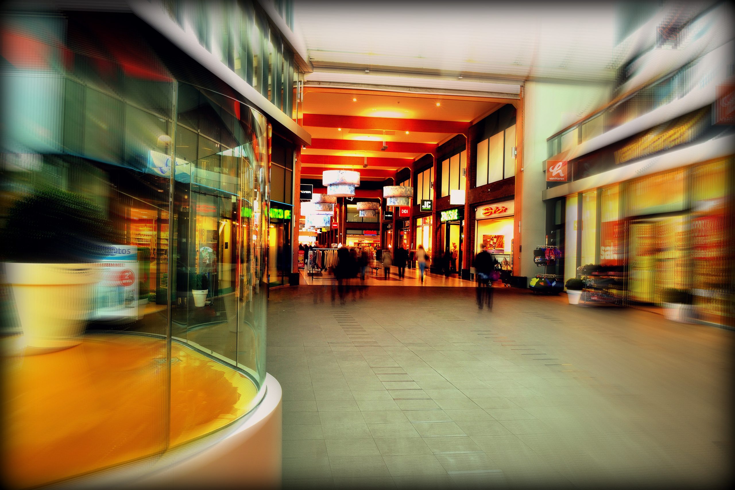 You are currently viewing Cliente barrada em porta de shopping será indenizada