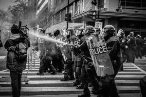 Read more about the article Estado tem o dever de indenizar jornalista ferido por policiais em cobertura de manifestação