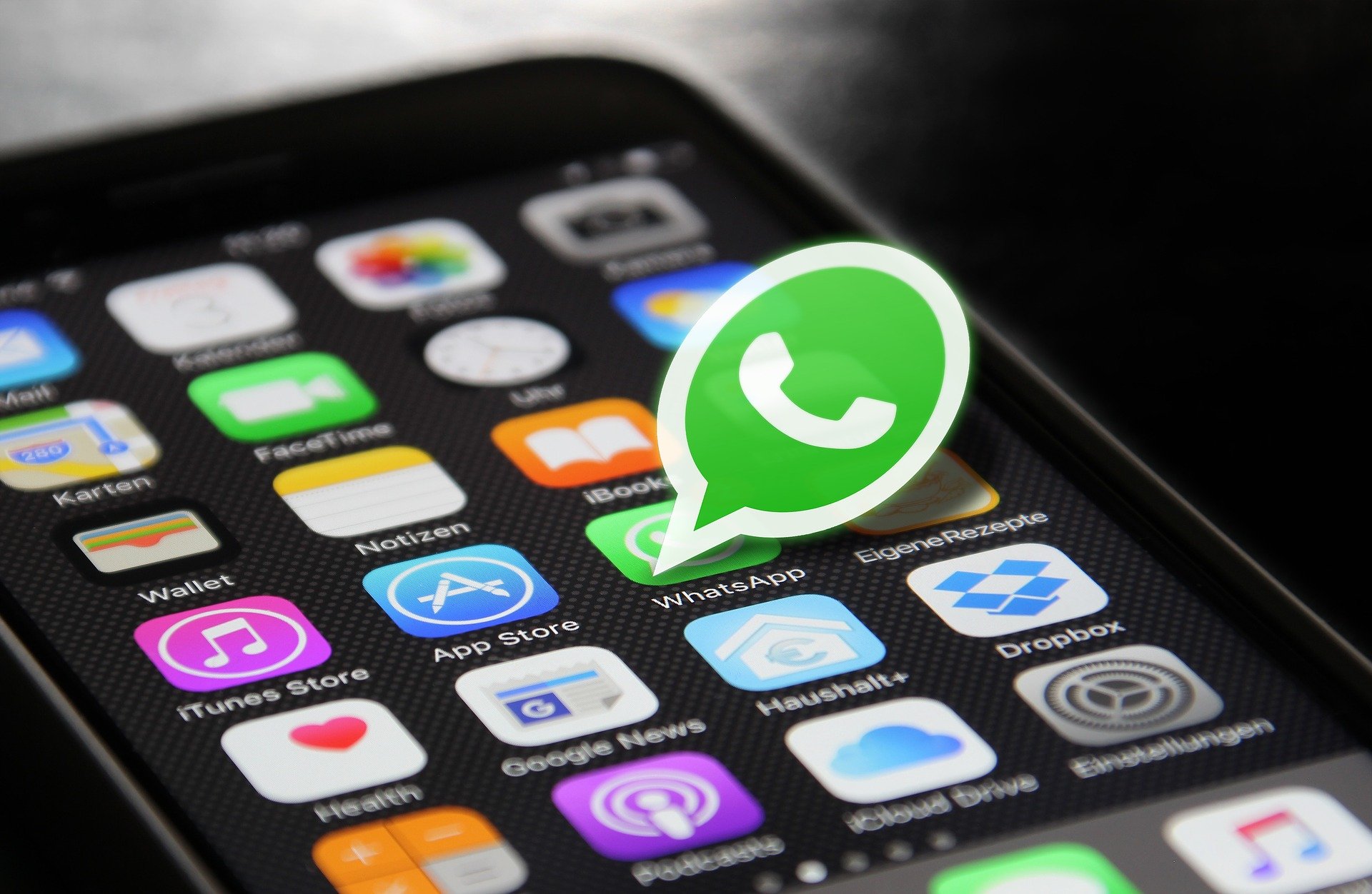 Read more about the article Divulgação de mensagens do WhatsApp sem autorização pode gerar obrigação de indenizar